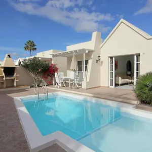 Villa Estrella, Tias